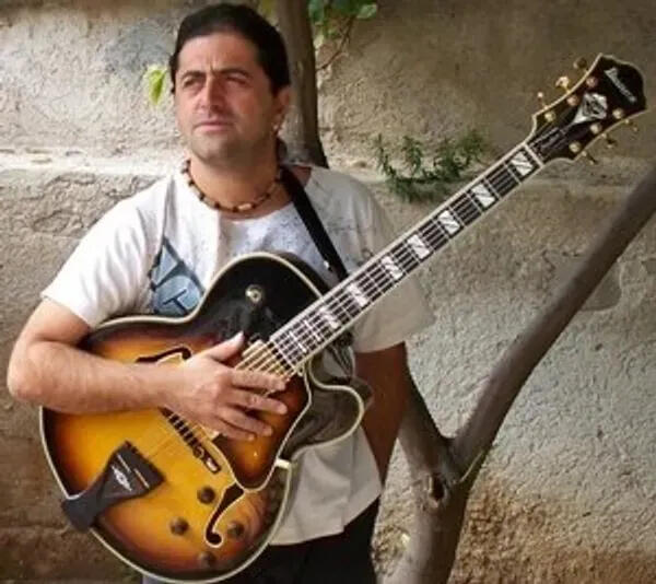 Το Ωδείο Μελοποιία στη Σπάρτη προσφέρει αναγνωρισμένα μαθήματα πιάνου, κιθάρας, βιολιού και θεωρητικών. Εγγραφές όλο το χρόνο για όλες τις ηλικίες.